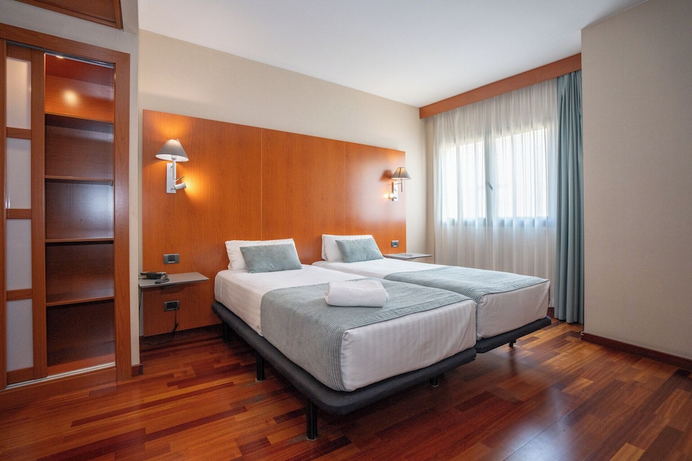 Habitación con 1 cama doble o 2 individuales del hotel Ciutat Martorell. Foto 4
