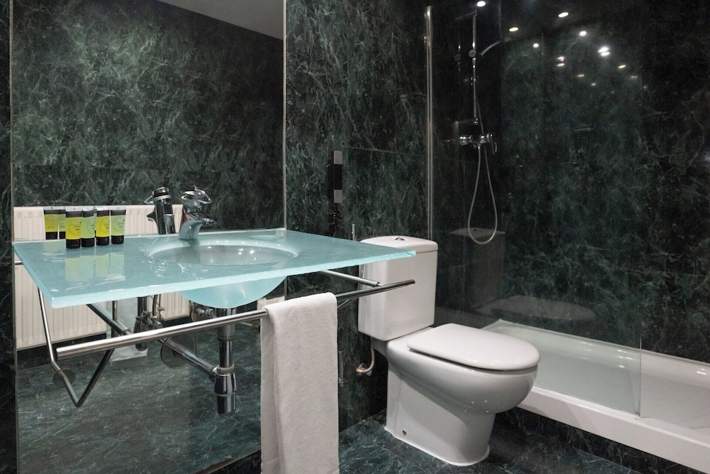 Habitación con 1 cama doble o 2 individuales del hotel Ciutat Martorell. Foto 5
