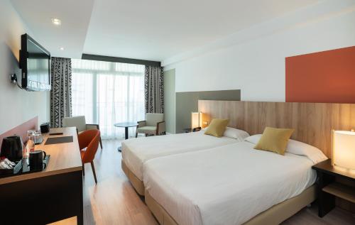 Habitación Doble Deluxe del hotel Medplaya Hotel Flamingo Oasis. Foto 6