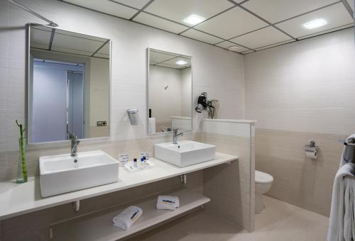Habitación Doble Deluxe del hotel Medplaya Hotel Flamingo Oasis. Foto 8