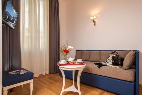Habitación Triple Deluxe del hotel Floris. Foto 8