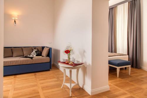 Habitación Triple Deluxe del hotel Floris. Foto 9