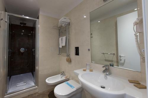 Habitación Cuádruple Deluxe del hotel Floris. Foto 3