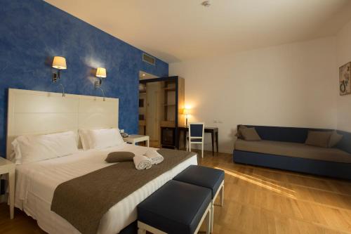 Habitación Cuádruple Deluxe del hotel Floris. Foto 4