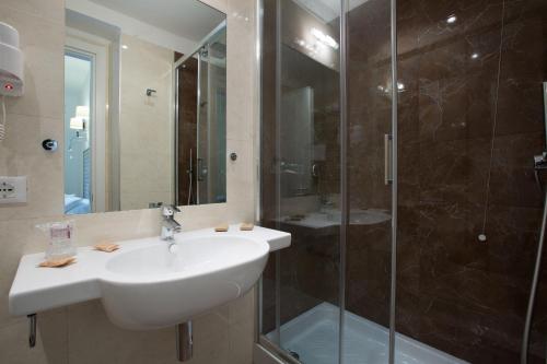 Habitación Doble Confort del hotel Floris. Foto 3