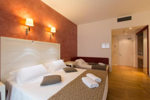 Habitación Triple Superior del hotel Floris. Foto 3