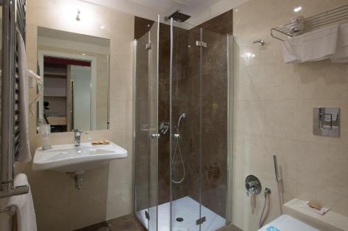 Habitación Triple Superior del hotel Floris. Foto 4