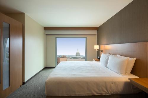 Habitación con cama King (con sofá cama) del hotel Hyatt Place Washington Dc/us Capitol. Foto 5
