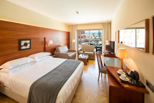 Habitación familiar Vista Piscina Vista Jardín Balcón o Terraza Superior 1 Cama doble 2 sofás camas del hotel Protur Roquetas and Spa