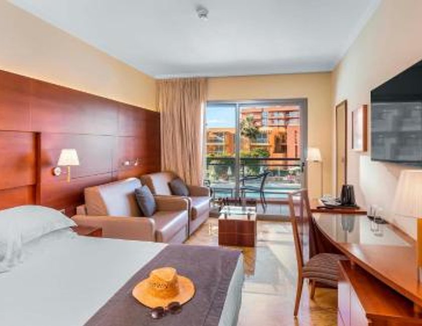 Habitación familiar Vista Jardín Balcón o Terraza Superior Sofá Cama incluido 2 Camas individuales del hotel Protur Roquetas and Spa. Foto 2