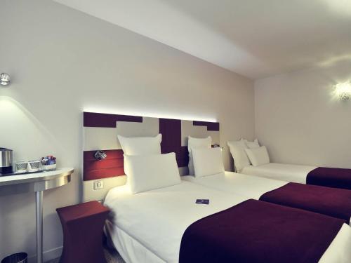 Habitación Doble Superior con 2 camas individuales y sofá cama del hotel Mercure Paris Opéra Faubourg Montmartre