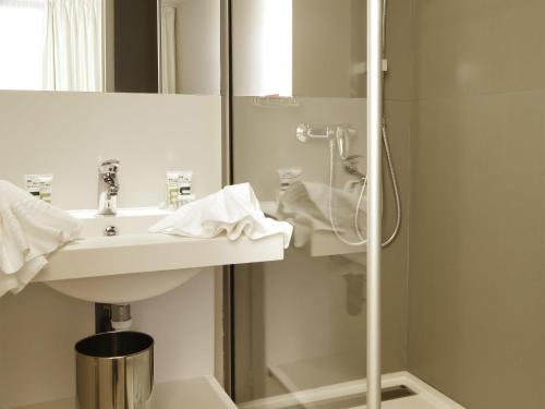Habitación Doble Superior con 2 camas individuales y sofá cama del hotel Mercure Paris Opéra Faubourg Montmartre. Foto 1