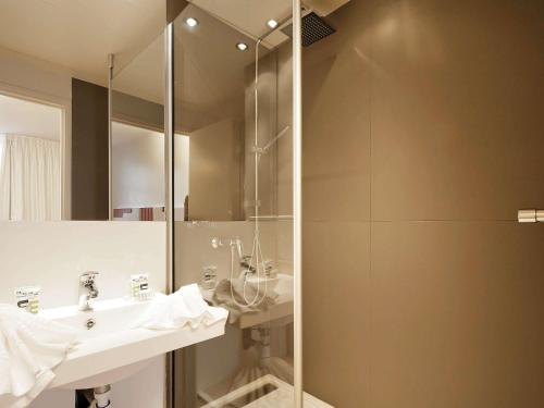 Habitación Doble Superior con 2 camas individuales y sofá cama del hotel Mercure Paris Opéra Faubourg Montmartre. Foto 2