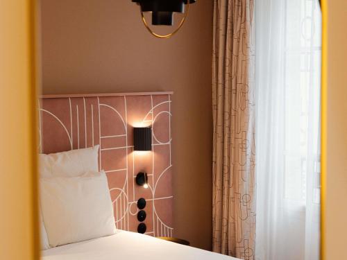Habitación Doble Superior con 2 camas individuales y sofá cama del hotel Mercure Paris Opéra Faubourg Montmartre. Foto 3
