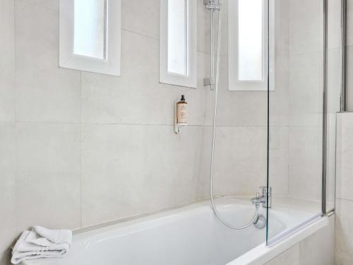 Habitación Doble Superior con 2 camas individuales y sofá cama del hotel Mercure Paris Opéra Faubourg Montmartre. Foto 4