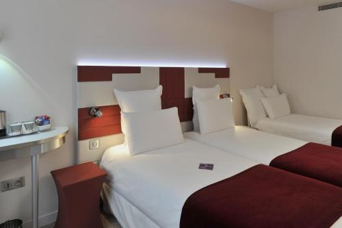 Habitación Doble Superior con 2 camas individuales y sofá cama del hotel Mercure Paris Opéra Faubourg Montmartre. Foto 5