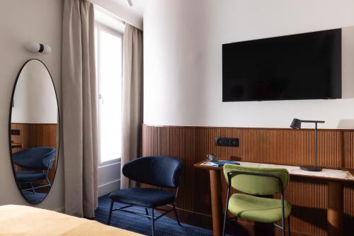 Habitación Doble Superior con balcón del hotel Cristal Champs-Elysées. Foto 8