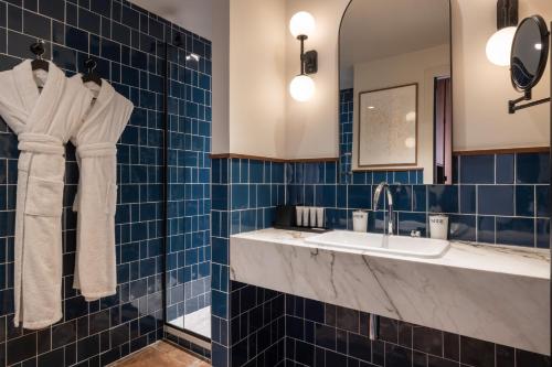 Habitación Doble Superior con balcón del hotel Cristal Champs-Elysées. Foto 14