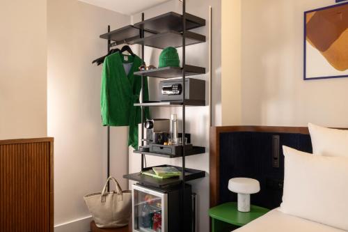 Habitación Doble Superior con balcón del hotel Cristal Champs-Elysées. Foto 17