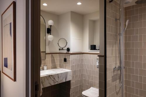 Habitación Doble con balcón del hotel Cristal Champs-Elysées. Foto 3