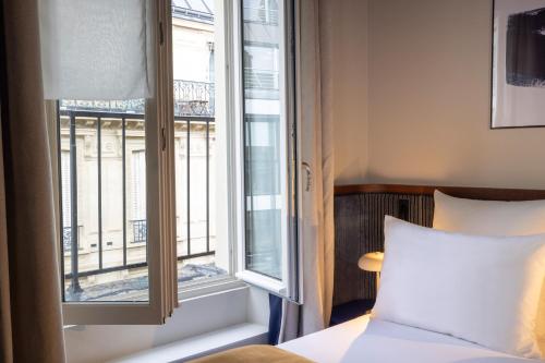 Habitación Doble con balcón del hotel Cristal Champs-Elysées. Foto 10