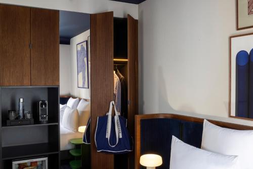Habitación Deluxe del hotel Cristal Champs-Elysées. Foto 1