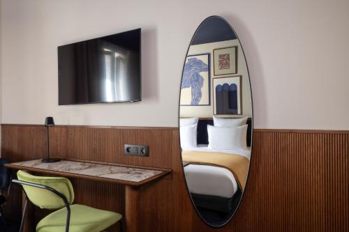 Habitación Deluxe del hotel Cristal Champs-Elysées. Foto 6