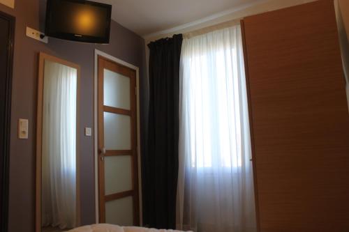 Habitación Doble Estándar con aseo y baño compartidos del hotel Hôtel De L'union. Foto 3