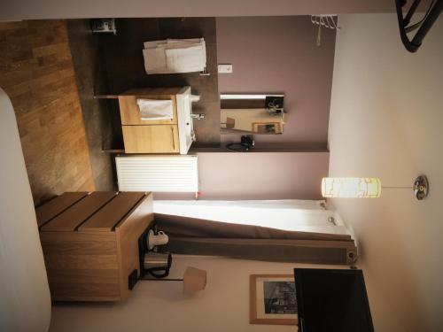 Habitación Individual Estándar con baño y aseo compartidos del hotel Hôtel De L'union. Foto 3
