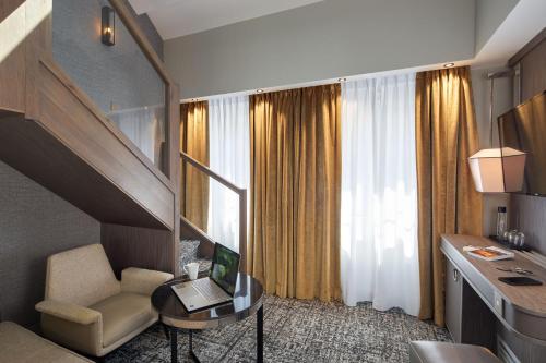 Suite Dúplex con acceso al spa del hotel La Lanterne and Spa By Timhotel. Foto 3