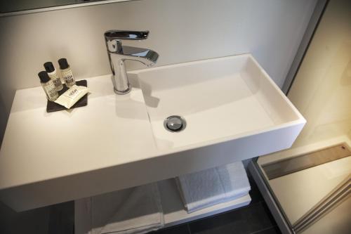 Habitación Doble Deluxe del hotel Le Mireille. Foto 3