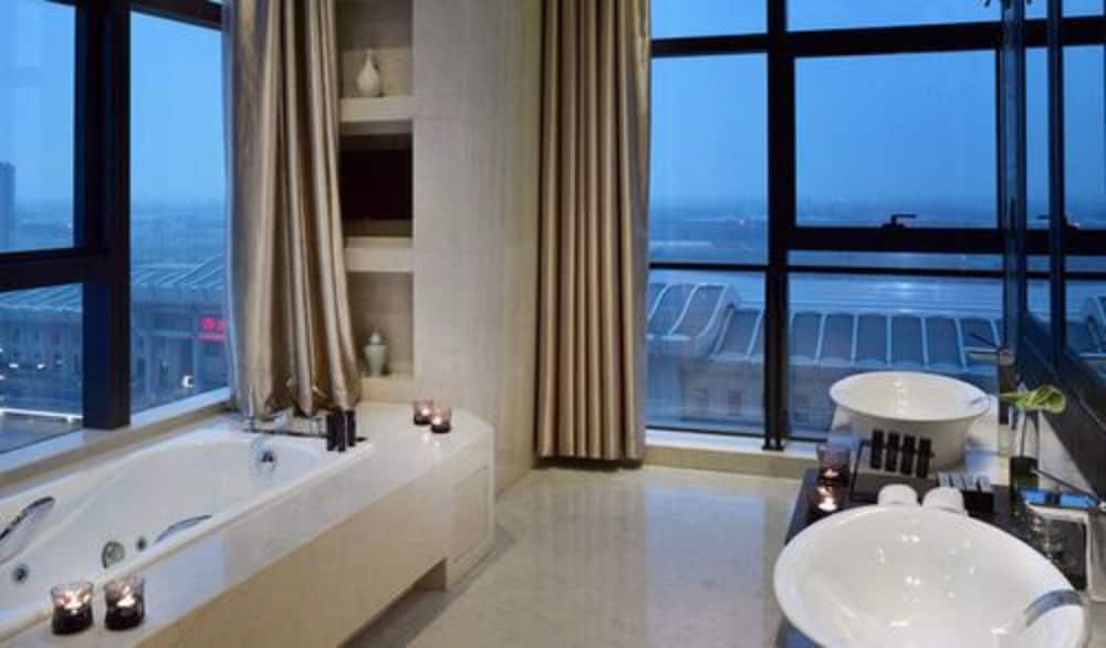 Suite Presidencial The Level con Vistas a la Ciudad del hotel Melia Jinan. Foto 3