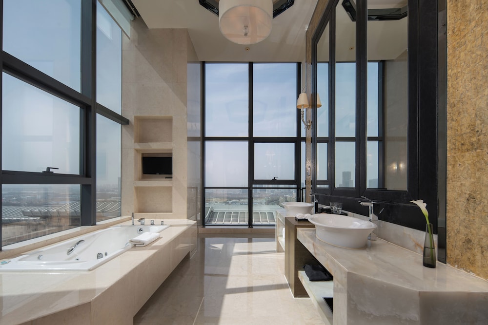 Suite Presidencial The Level con Vistas a la Ciudad del hotel Melia Jinan. Foto 7
