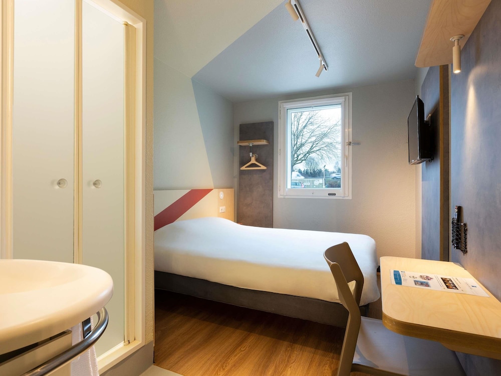 Habitación DOBLE con una cama de gran tamaño del hotel Ibis Budget Antony Massy (renovated 2024). Foto 7