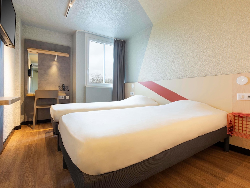 Habitación con dos camas individuales del hotel Ibis Budget Antony Massy (renovated 2024)