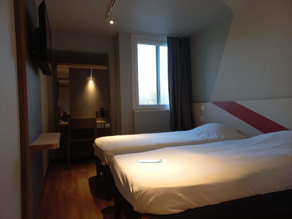 Habitación con dos camas individuales del hotel Ibis Budget Antony Massy (renovated 2024). Foto 2