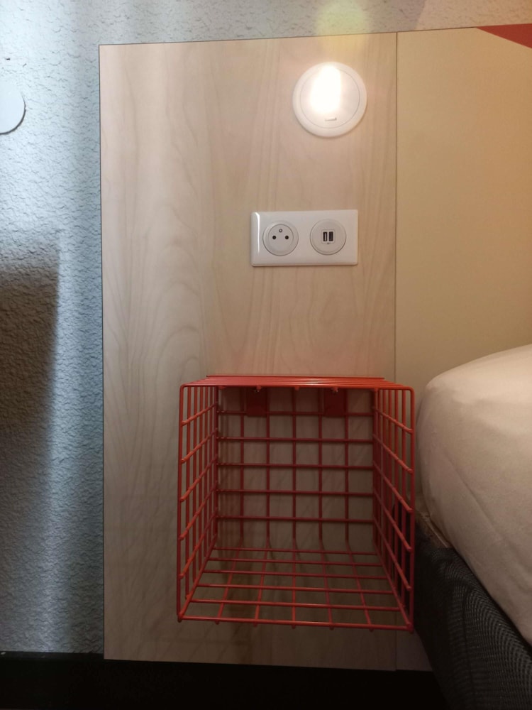 Habitación con dos camas individuales del hotel Ibis Budget Antony Massy (renovated 2024). Foto 5