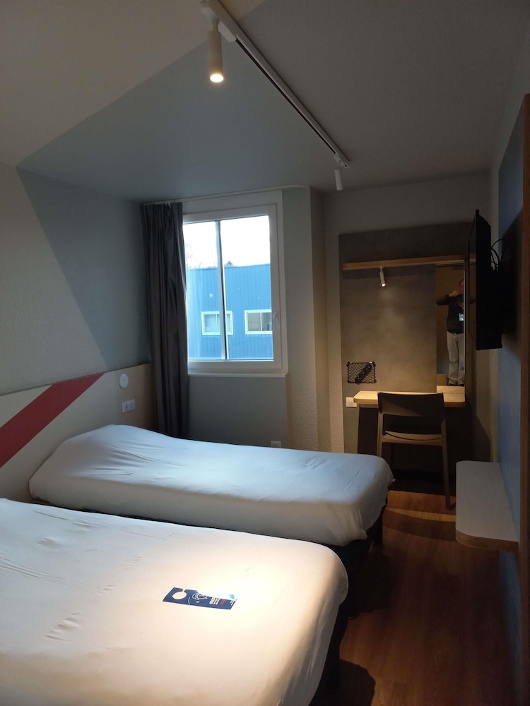 Habitación con dos camas individuales del hotel Ibis Budget Antony Massy (renovated 2024). Foto 7