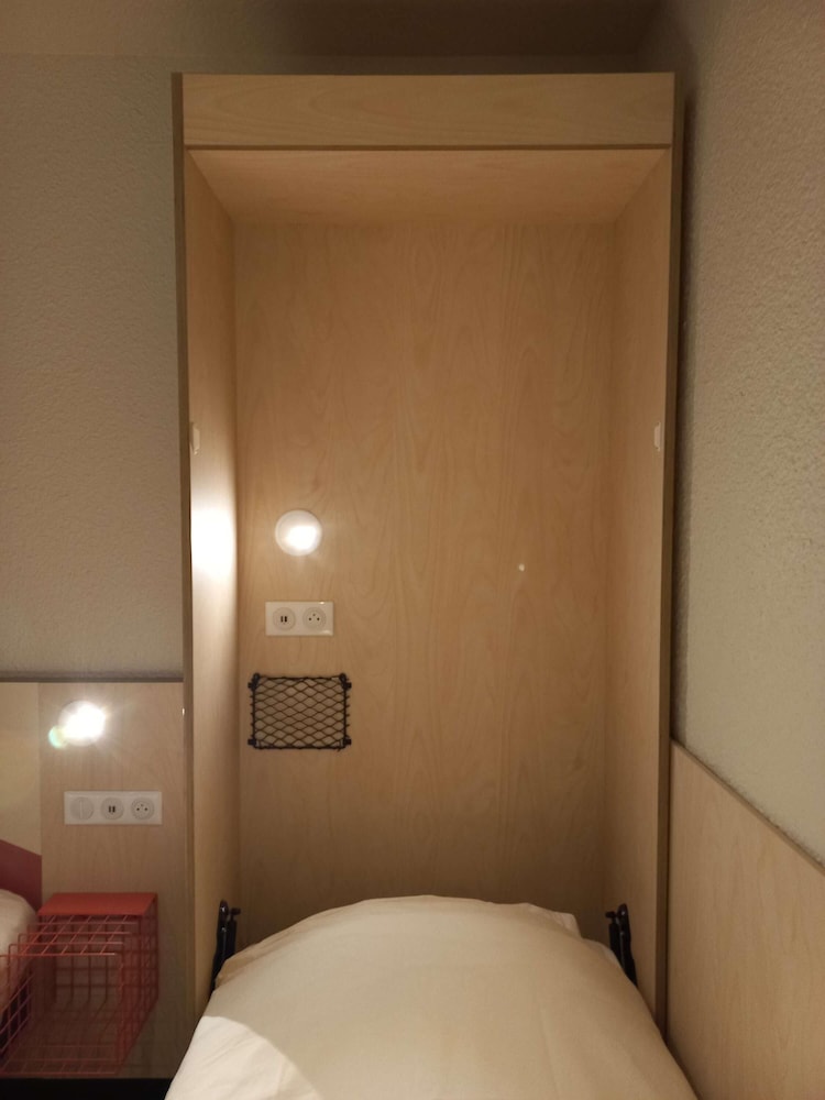 Habitación TRIPLE con 1 cama doble y 1 cama abatible del hotel Ibis Budget Antony Massy (renovated 2024). Foto 6