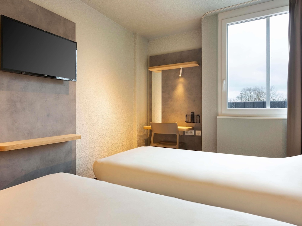 Habitación con dos camas individuales del hotel Ibis Budget Antony Massy (renovated 2024). Foto 5
