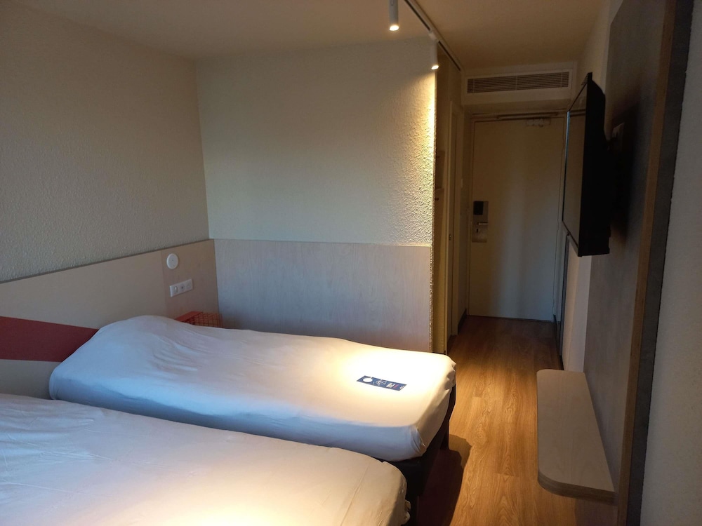 Habitación con dos camas individuales del hotel Ibis Budget Antony Massy (renovated 2024). Foto 6
