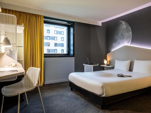 Habitación Doble Estándar - Adaptada para personas con movilidad reducida del hotel ibis Styles Paris CDG Airport. Foto 1