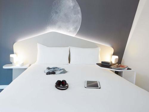 Habitación Doble Estándar - Adaptada para personas con movilidad reducida del hotel ibis Styles Paris CDG Airport. Foto 2
