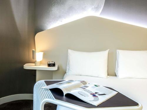 Habitación Doble Estándar - Adaptada para personas con movilidad reducida del hotel ibis Styles Paris CDG Airport. Foto 3