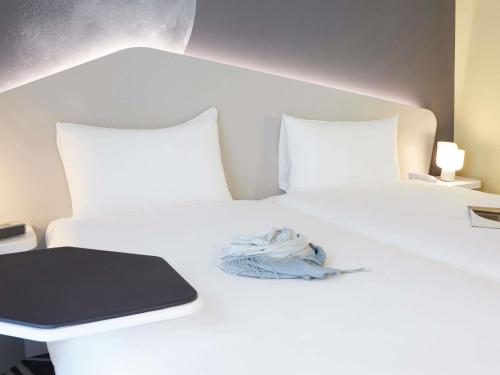 Habitación Doble Estándar - 2 camas del hotel ibis Styles Paris CDG Airport. Foto 6