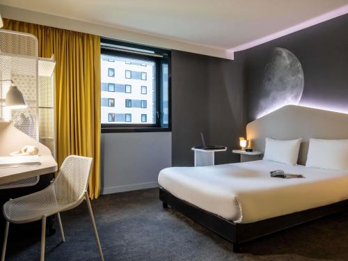 Habitación Doble Estándar - Adaptada para personas con movilidad reducida del hotel ibis Styles Paris CDG Airport. Foto 5