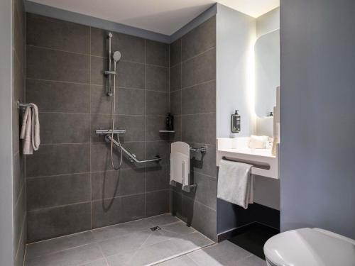 Habitación Doble Estándar - Adaptada para personas con movilidad reducida del hotel ibis Styles Paris CDG Airport. Foto 8