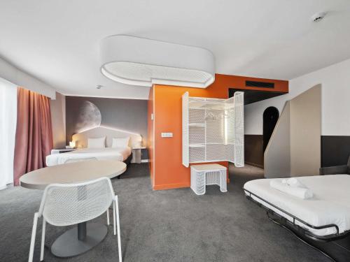 Suite Junior del hotel ibis Styles Paris CDG Airport. Foto 1