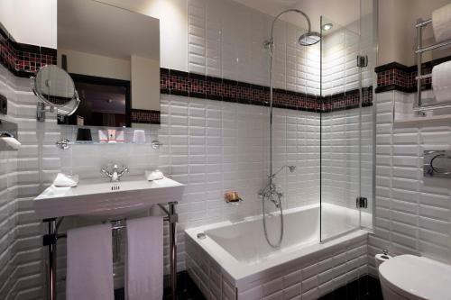Habitación Superior con balcón y acceso privado al hammam del hotel Monsieur and Spa. Foto 5