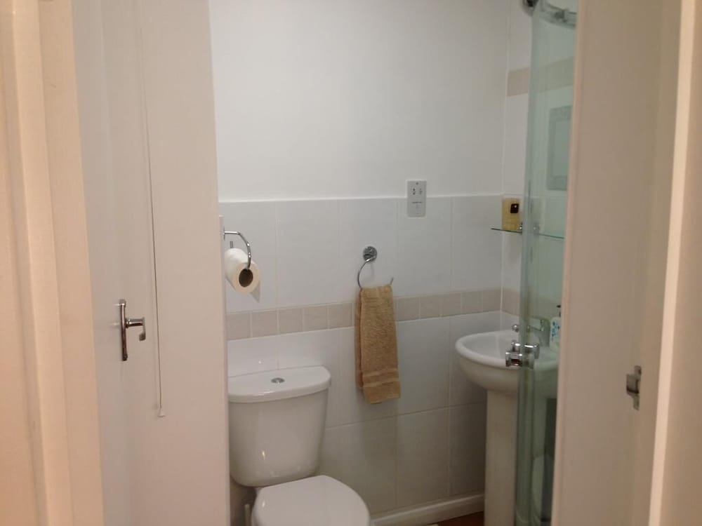 Habitación estándar doble, baño privado (.) del hotel Apple House Guesthouse Heathrow Airport. Foto 4